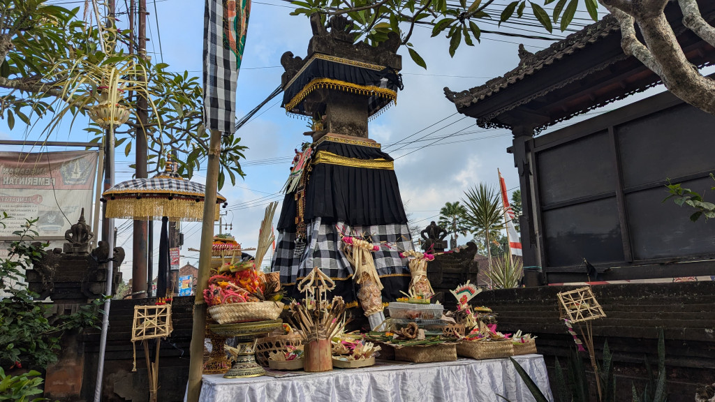 Upacara Piodalan Berlangsung Sukses di Kantor Perbekel Abiansemal Dauh Yeh Cani